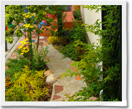 小さな子が家のまわりで遊べる楽しい庭