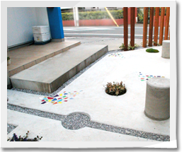 クラッシュタイルを散らした楽しく多目的な庭