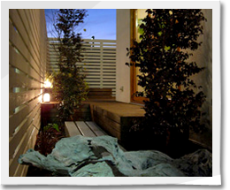 白、黒、赤を基調とした色彩の庭