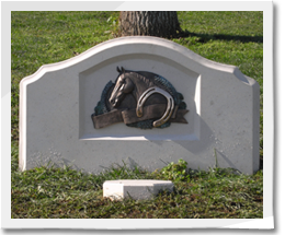 家族とともに過ごした愛馬の慰霊碑