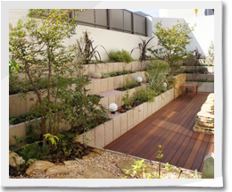 段差を活かした立体感のある庭 